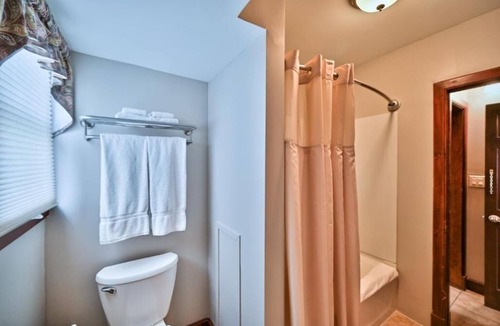 Milford House | Two Bedroom King Suite, Tom Quick Inn, Daily Housekeeping, Bar Onsite