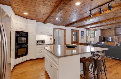 Moscow House | Two Chimneys: 5 br, a/c, fireplace, deck & hot tub, firepit, garage!