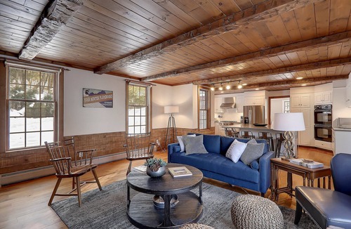 Moscow House | Two Chimneys: 5 br, a/c, fireplace, deck & hot tub, firepit, garage!