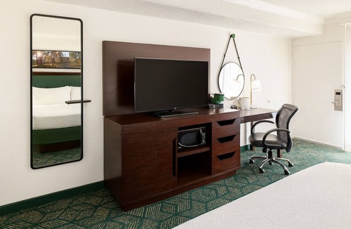 Athens Hotel | Two Family-Ready Rooms Perfect Spot for University Events! Seasonal Pool!