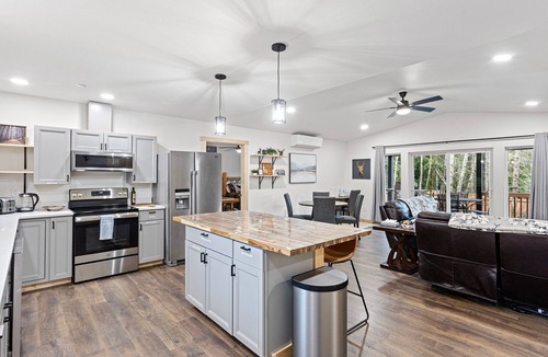Ashford Cabin | Ultimate Getaway: Movie Theater, Sauna, Hot Tub,WiFi, EV Charging,Pet-Friendly!"