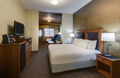 Sioux City Hotel | Ultimate Relaxation: 1 King Bed near Riverfront Park with Heated Pool