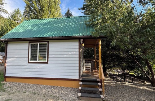 Idleyld Park Cabin | Umpqua National Forest King Cabin #16 – Near Crater Lake & Umpqua Hot Springs