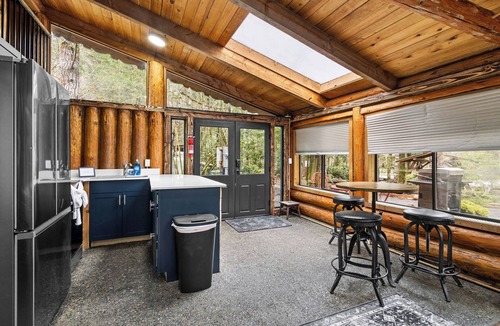 Paradise Estates Cabin | Unique Log cabin @ Rainier with Hot Tub-Fast WiFi