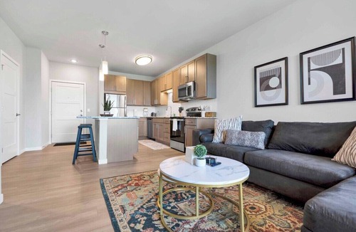 Madison Apartment | Univ Research Park. Free Underground Parking. Pool