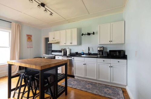 St. Albans Historic District Apartment | Updated 2BR, 5min/NWMC, 5min/Dwntwn, Prvt Parking