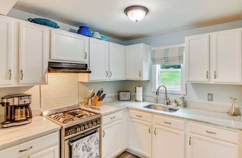 Lakeville Cottage | Updated Lakeville Cottage w/Access to Long Pond