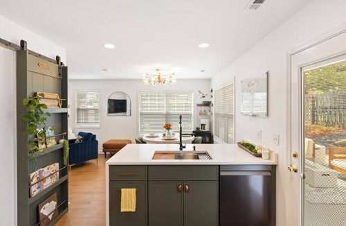 Greenville House | Upscale Artsy Bungalow-Walk away to Unity Park