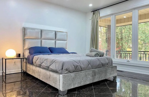 Richmond Hill House | Upscale & Bright 6 Bedroom 2.5 Bathroom House