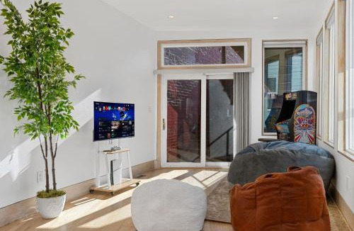 Shaw House | Upscale DC Row Home with Parking and Fire Pit