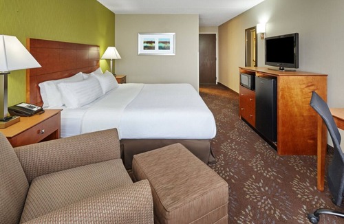 Matteson House | Vacation Day Is Always A Great Idea! Onsite Restaurant and Bar, Free Parking
