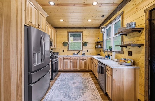 Stanley Cabin | Velare at Whispering Ridge | Luxury Shenandoah Cabin | Hot Tub, Game Room, Gym