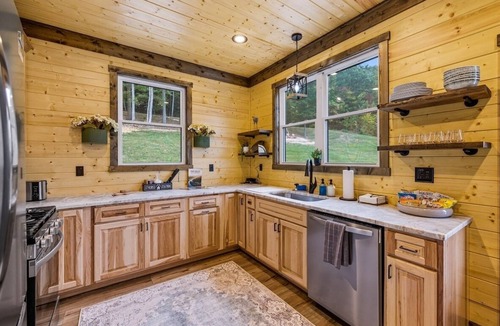 Stanley Cabin | Velare at Whispering Ridge | Luxury Shenandoah Cabin | Hot Tub, Game Room, Gym