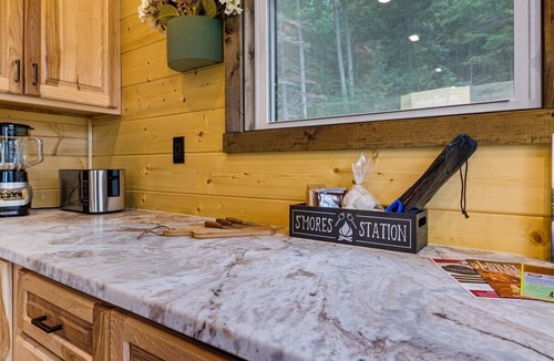 Stanley Cabin | Velare at Whispering Ridge | Luxury Shenandoah Cabin | Hot Tub, Game Room, Gym