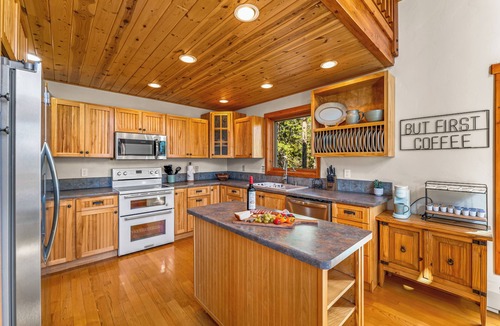 Grand View Highlands Cabin | Views! 4k SqFt! Gym! Hot tub! 4 King Suites+BunkRm