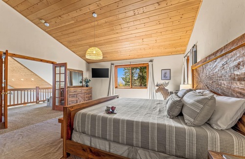Grand View Highlands Cabin | Views! 4k SqFt! Gym! Hot tub! 4 King Suites+BunkRm
