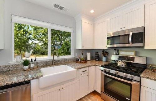 Lower Lake House | Vineyard Setting With 180 Panoramic Lake Views