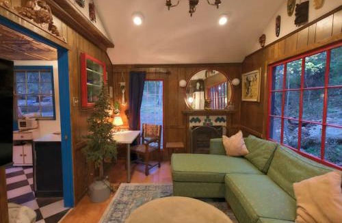 Linden House | Vintage Lovers` Cabin with Jacuzzi & Lake Access