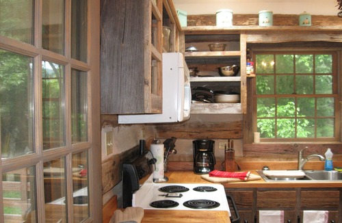 Luray Cabin | Vintage River Cabin, Log, Riverfront, Fireplace, dock, hottub, skylights, CHARM