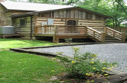 Luray Cabin | Vintage River Cabin, Log, Riverfront, Fireplace, dock, hottub, skylights, CHARM