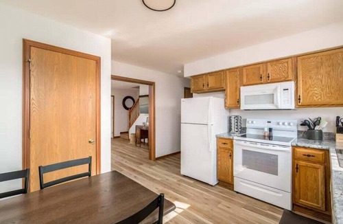 Homerville House | Vintage Travel Suite | Near Amish Country!
