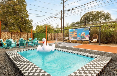 Govalle House | Voted TX Top 10 | Pool~Game Room~Gym~Pickleball