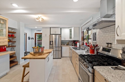 SeaTac House | Walk 2 Light Rail-Quiet-HotTub-0.5 mi 2 Airport-Food, Shopping, Fun!