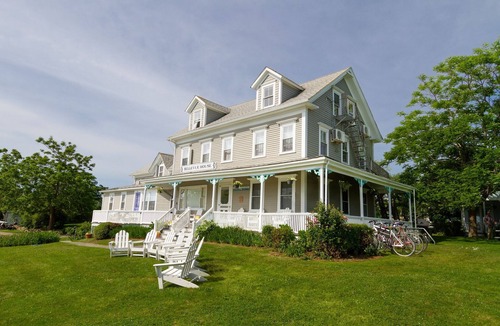 Block Island Ski Chalet | WALK FROM FERRY! WALK TO TOWN ! BIKE EVERYWHERE!