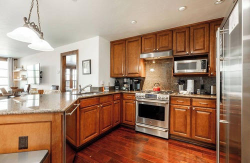 Avon Condo | Walk to Avon | Free Shuttle to the Slopes | Pool & Hot Tub!