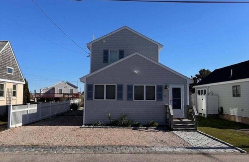 Jerusalem House | Walk to Beach! Renovated East Matunuck Home Near Dog Beach & Marina