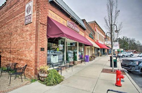 Saluda Apartment | Walk to Dining: Saluda Main Street Retreat!