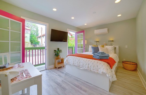 Downtown Riverside Apartment | Walk to Festival of Lights: Cozy Couple's Retreat