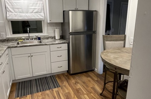 Knoxville House | Walk to Knoxville Raceway! 3BR, Fire Pit, Near Lake Red Rock & Pella
