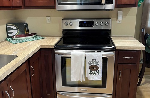 Green Bay House | Walk to Lambeau! - Bart Starr 3 Bedroom house near Marquette Park, Sleeps 10