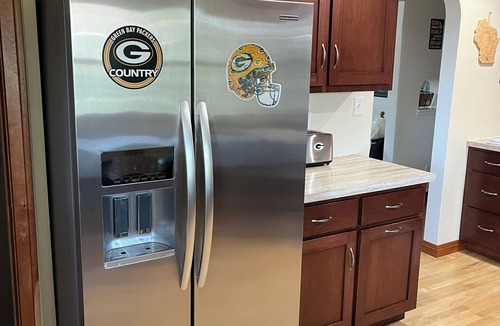 Green Bay House | Walk to Lambeau! - Bart Starr 3 Bedroom house near Marquette Park, Sleeps 10