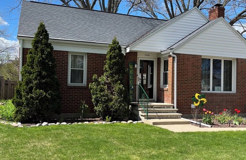 Green Bay House | Walk to Lambeau! - Bart Starr 3 Bedroom house near Marquette Park, Sleeps 10