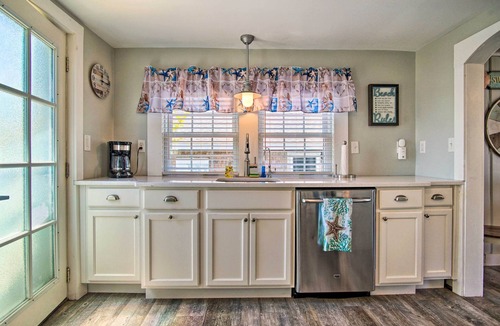 Wareham Center Cottage | Walk to Swift's Beach! Classic Cottage w/Deck
