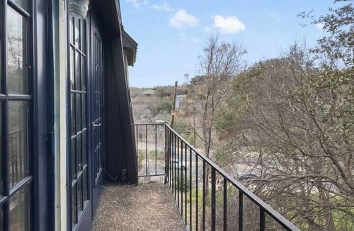 West Campus Apartment | Walk to UT*parking*West Campus*Close to Downtown