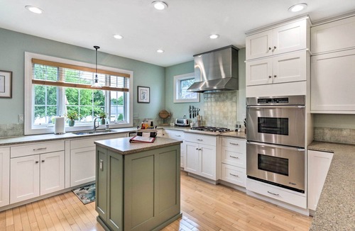 East Shore House | Walkable New Haven Retreat w/Ocean Views!