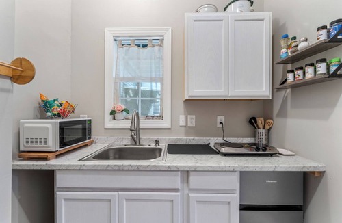 Old Town Fredericksburg Apartment | Walking distance to everything downtown, minutes to Mary Washington