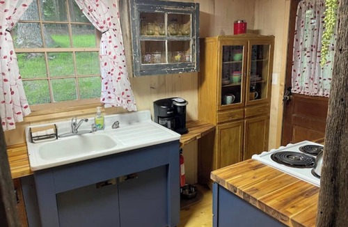 Stokes Cabin | Wanderlust Cabin Just minutes from Hanging Rock