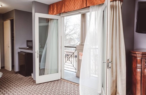 Zion Hotel | Warm Boutique Vibes with Firepits l Near Shiloh House & Lake Michigan