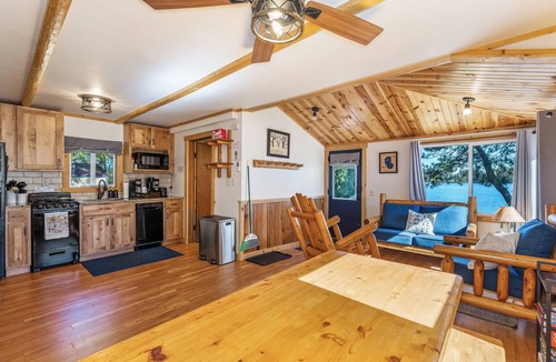 Phillips Cabin | Waterfront Cabin On Full Rec Lake - Sleeps 6