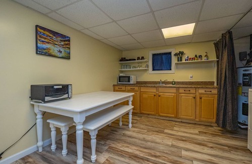 Industrial Apartment | Waterfront Haven~7 Mins to Masters~Pool~Kayak~BBQ