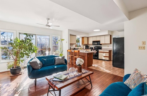Arnold House | Waterfront home: history, nature and comfort