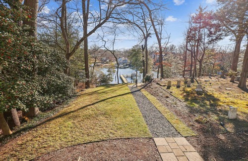 Arnold House | Waterfront home: history, nature and comfort