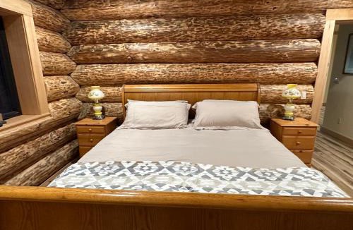 Three Rivers House | Waterfront Log Cabin - Sunriver