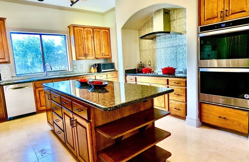 New Braunfels House | Waterfront Luxury Home on 5 Acres. Sleeps 22. Beds: 5 king, 4 queen, 4 twin XL