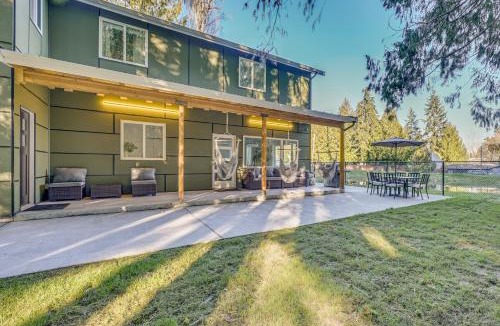 Everett House | Waterfront Patio! Stylish Family Home in Everett