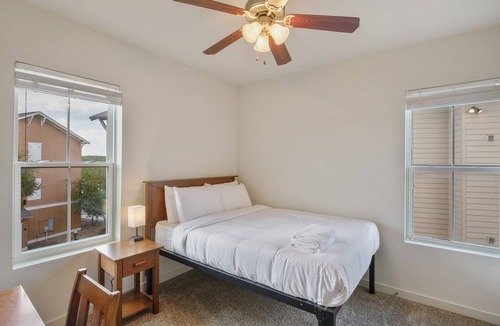San Marcos House | Weekend Getaway in San Marcos with Kitchen + Gym